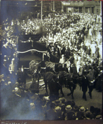 thumb Trauerzug für die Opfer der Explosion, Dezember 1915 (zeitgenössische Fotografie